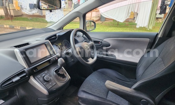 Gura Yakoze Toyota Wish White Imodoka i Kampala mu Uganda Gura Yakoze Toyota Wish White Imodoka i Kampala mu Uganda