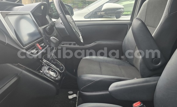 Nunua Mpya Toyota Noah Nyeusi Gari ndani ya Kampala nchini Uganda Nunua Mpya Toyota Noah Nyeusi Gari ndani ya Kampala nchini Uganda