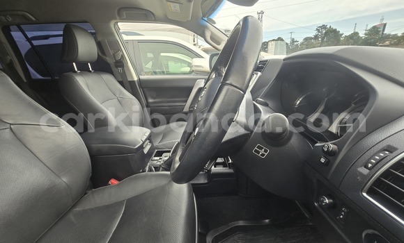 Acheter Neuf Voiture Toyota Land Cruiser Prado Noir à Kampala, Ouganda Acheter Neuf Voiture Toyota Land Cruiser Prado Noir à Kampala, Ouganda