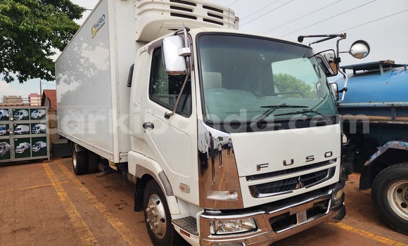 Gura Yakoze Fuso Fighter White Ikamyo i Kampala mu Uganda Gura Yakoze Fuso Fighter White Ikamyo i Kampala mu Uganda