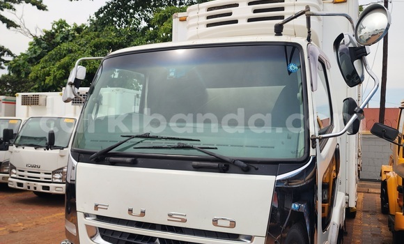 Gura Yakoze Fuso Fighter White Ikamyo i Kampala mu Uganda Gura Yakoze Fuso Fighter White Ikamyo i Kampala mu Uganda