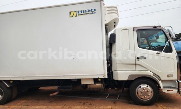 Gura Yakoze Fuso Fighter White Ikamyo i Kampala mu Uganda Gura Yakoze Fuso Fighter White Ikamyo i Kampala mu Uganda