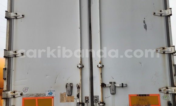 Gura Yakoze Fuso Fighter White Ikamyo i Kampala mu Uganda Gura Yakoze Fuso Fighter White Ikamyo i Kampala mu Uganda