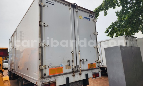 Gura Yakoze Fuso Fighter White Ikamyo i Kampala mu Uganda Gura Yakoze Fuso Fighter White Ikamyo i Kampala mu Uganda