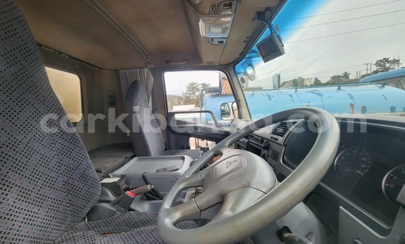 Gura Yakoze Fuso Fighter White Ikamyo i Kampala mu Uganda Gura Yakoze Fuso Fighter White Ikamyo i Kampala mu Uganda