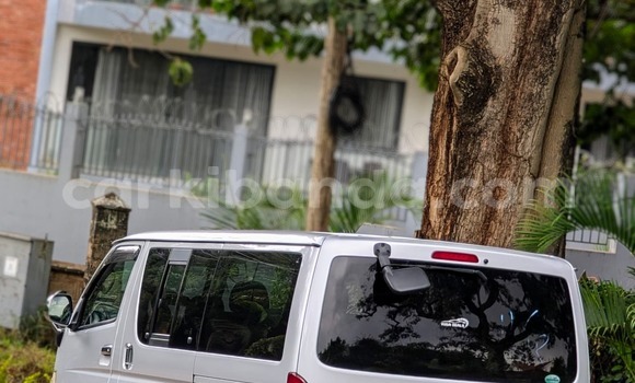 Nunua Ilio tumika Toyota Hiace Fedha Gari ndani ya Kampala nchini Uganda Nunua Ilio tumika Toyota Hiace Fedha Gari ndani ya Kampala nchini Uganda