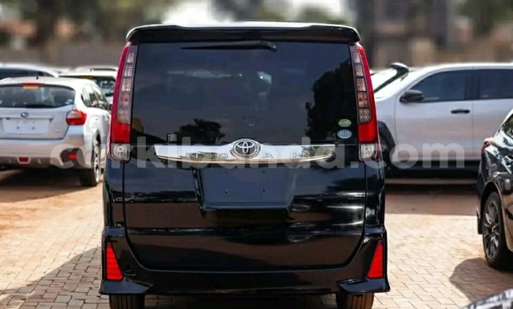 Nunua Ilio tumika Toyota Noah Nyeusi Gari ndani ya Kampala nchini Uganda Nunua Ilio tumika Toyota Noah Nyeusi Gari ndani ya Kampala nchini Uganda