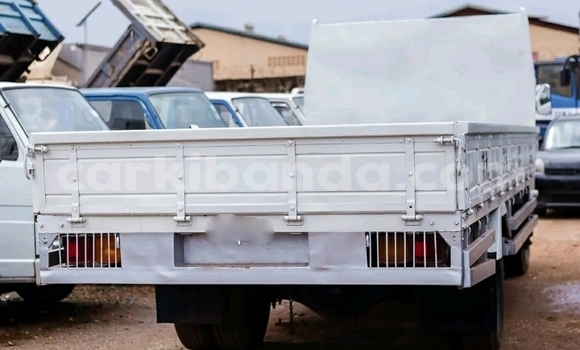 Nunua Ilio tumika Isuzu Bighorn Nyeupe Lori ndani ya Kampala nchini Uganda Nunua Ilio tumika Isuzu Bighorn Nyeupe Lori ndani ya Kampala nchini Uganda