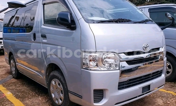 Gura Yakoze Toyota Hiace Silver Imodoka i Kampala mu Uganda