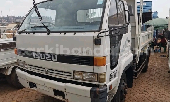Nunua Imported Isuzu FTR 850 Nyeupe Lori ndani ya Kampala nchini Uganda