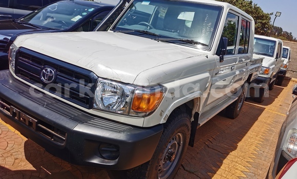 Nunua Mpya Toyota Land Cruiser Nyeupe Gari ndani ya Kampala nchini Uganda