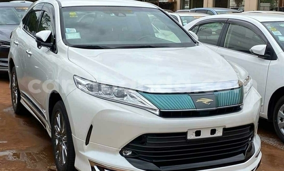 Acheter Occasion Voiture Toyota Harrier Blanc à Kampala, Ouganda