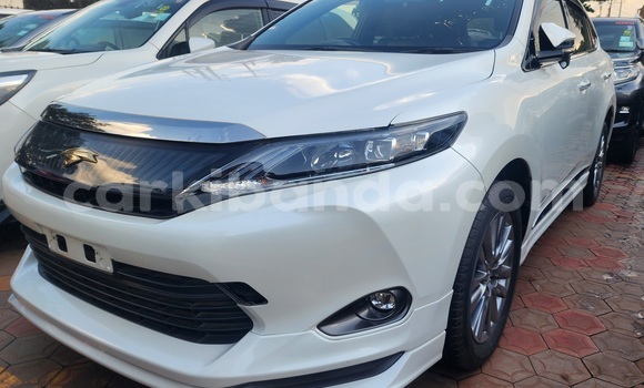 Nunua Ilio tumika Toyota Harrier Nyeupe Gari ndani ya Kampala nchini Uganda