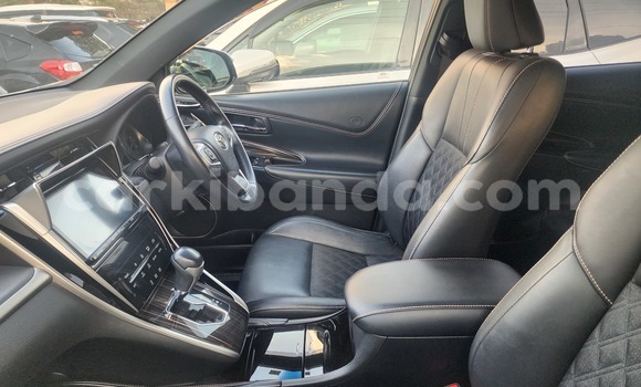 Gura Yakoze Toyota Harrier White Imodoka i Kampala mu Uganda Gura Yakoze Toyota Harrier White Imodoka i Kampala mu Uganda