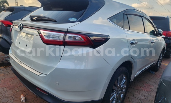 Gura Yakoze Toyota Harrier White Imodoka i Kampala mu Uganda Gura Yakoze Toyota Harrier White Imodoka i Kampala mu Uganda