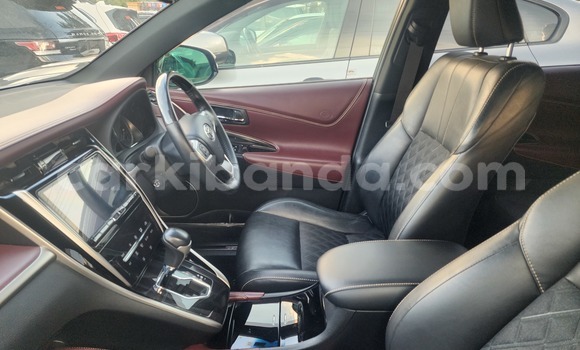 Gura Yakoze Toyota Harrier White Imodoka i Kampala mu Uganda Gura Yakoze Toyota Harrier White Imodoka i Kampala mu Uganda