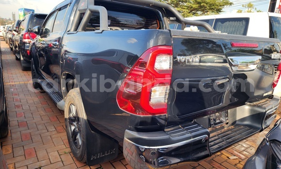 Gura Yakoze Toyota Hilux Black Imodoka i Kampala mu Uganda Gura Yakoze Toyota Hilux Black Imodoka i Kampala mu Uganda