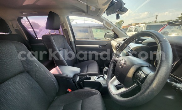 Gura Yakoze Toyota Hilux Black Imodoka i Kampala mu Uganda Gura Yakoze Toyota Hilux Black Imodoka i Kampala mu Uganda