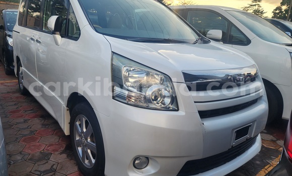 Gura Yakoze Toyota Noah White Imodoka i Kampala mu Uganda Gura Yakoze Toyota Noah White Imodoka i Kampala mu Uganda