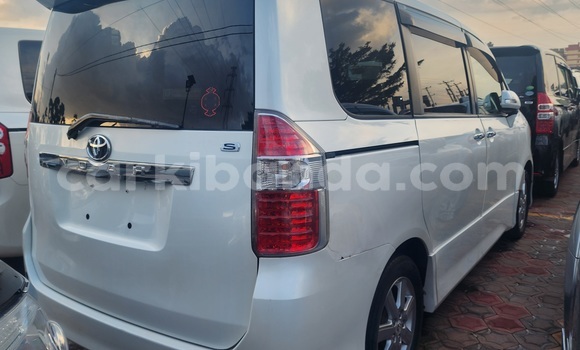 Gura Yakoze Toyota Noah White Imodoka i Kampala mu Uganda Gura Yakoze Toyota Noah White Imodoka i Kampala mu Uganda