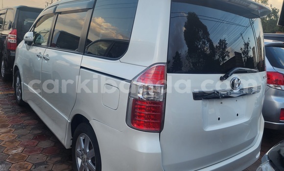 Gura Yakoze Toyota Noah White Imodoka i Kampala mu Uganda Gura Yakoze Toyota Noah White Imodoka i Kampala mu Uganda