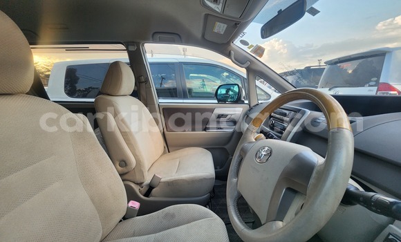 Gura Yakoze Toyota Noah White Imodoka i Kampala mu Uganda Gura Yakoze Toyota Noah White Imodoka i Kampala mu Uganda