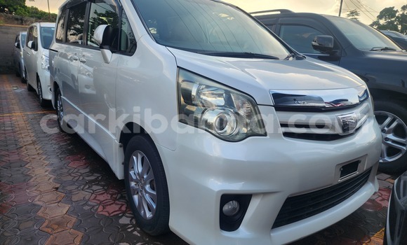 Gura Yakoze Toyota Noah White Imodoka i Kampala mu Uganda Gura Yakoze Toyota Noah White Imodoka i Kampala mu Uganda