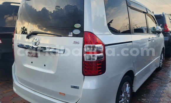 Gura Yakoze Toyota Noah White Imodoka i Kampala mu Uganda Gura Yakoze Toyota Noah White Imodoka i Kampala mu Uganda