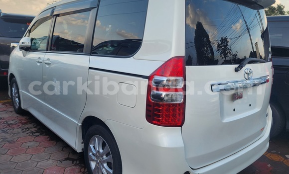 Gura Yakoze Toyota Noah White Imodoka i Kampala mu Uganda Gura Yakoze Toyota Noah White Imodoka i Kampala mu Uganda