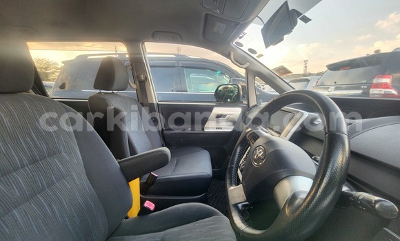 Gura Yakoze Toyota Noah White Imodoka i Kampala mu Uganda Gura Yakoze Toyota Noah White Imodoka i Kampala mu Uganda