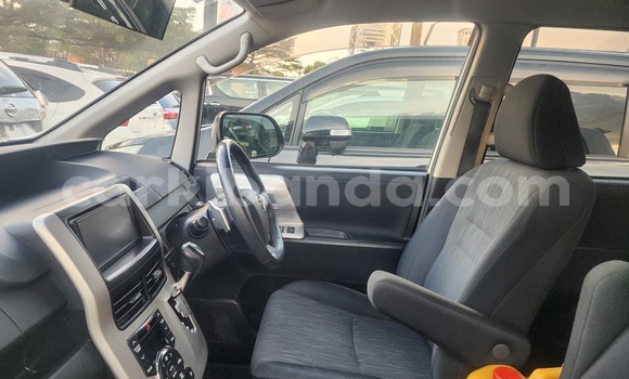 Gura Yakoze Toyota Noah White Imodoka i Kampala mu Uganda Gura Yakoze Toyota Noah White Imodoka i Kampala mu Uganda