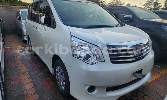 Gura Yakoze Toyota Noah White Imodoka i Kampala mu Uganda Gura Yakoze Toyota Noah White Imodoka i Kampala mu Uganda