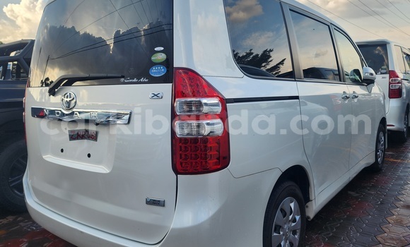 Gura Yakoze Toyota Noah White Imodoka i Kampala mu Uganda Gura Yakoze Toyota Noah White Imodoka i Kampala mu Uganda