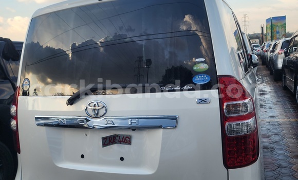 Gura Yakoze Toyota Noah White Imodoka i Kampala mu Uganda Gura Yakoze Toyota Noah White Imodoka i Kampala mu Uganda