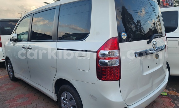 Gura Yakoze Toyota Noah White Imodoka i Kampala mu Uganda Gura Yakoze Toyota Noah White Imodoka i Kampala mu Uganda