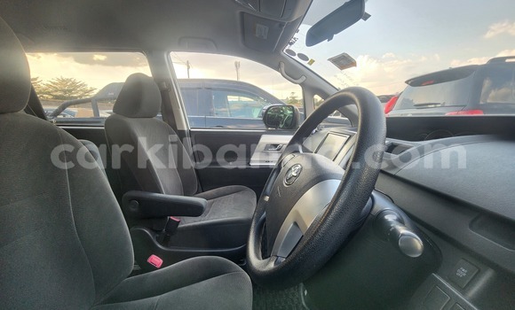 Gura Yakoze Toyota Noah White Imodoka i Kampala mu Uganda Gura Yakoze Toyota Noah White Imodoka i Kampala mu Uganda