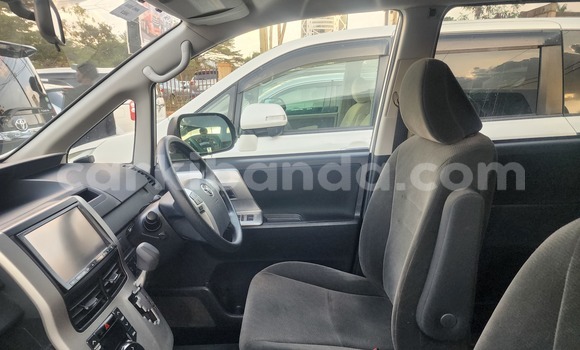 Gura Yakoze Toyota Noah White Imodoka i Kampala mu Uganda Gura Yakoze Toyota Noah White Imodoka i Kampala mu Uganda