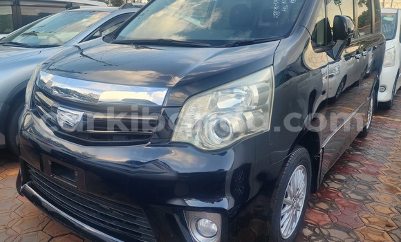 Gura Yakoze Toyota Noah Black Imodoka i Kampala mu Uganda