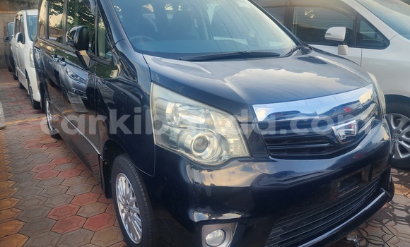 Gura Yakoze Toyota Noah Black Imodoka i Kampala mu Uganda Gura Yakoze Toyota Noah Black Imodoka i Kampala mu Uganda