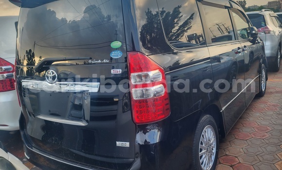 Gura Yakoze Toyota Noah Black Imodoka i Kampala mu Uganda Gura Yakoze Toyota Noah Black Imodoka i Kampala mu Uganda