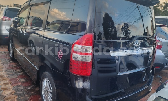 Gura Yakoze Toyota Noah Black Imodoka i Kampala mu Uganda Gura Yakoze Toyota Noah Black Imodoka i Kampala mu Uganda