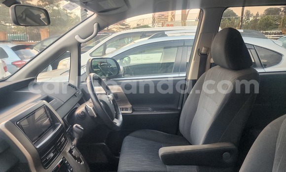 Gura Yakoze Toyota Noah Black Imodoka i Kampala mu Uganda Gura Yakoze Toyota Noah Black Imodoka i Kampala mu Uganda