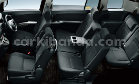 Nunua Imported Toyota ISis Nyeusi Gari ndani ya Kampala nchini Uganda Nunua Imported Toyota ISis Nyeusi Gari ndani ya Kampala nchini Uganda