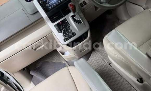 Gura Yakoze Toyota Noah Other Imodoka i Kampala mu Uganda Gura Yakoze Toyota Noah Other Imodoka i Kampala mu Uganda