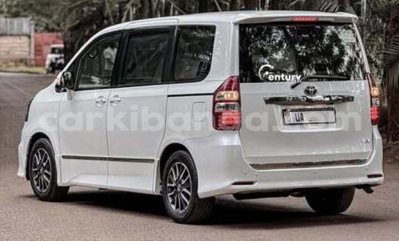 Gura Yakoze Toyota Noah Other Imodoka i Kampala mu Uganda Gura Yakoze Toyota Noah Other Imodoka i Kampala mu Uganda