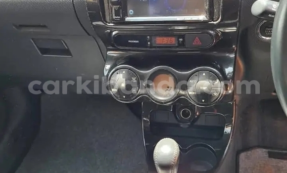 Acheter Import Voiture Toyota IST Noir à Kampala, Ouganda Acheter Import Voiture Toyota IST Noir à Kampala, Ouganda