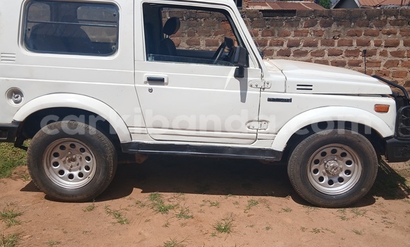 Nunua Ilio tumika Suzuki Samurai Nyeupe Gari ndani ya Kampala nchini Uganda