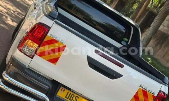 Acheter Occasion Voiture Toyota Hilux Blanc à Kampala, Ouganda Acheter Occasion Voiture Toyota Hilux Blanc à Kampala, Ouganda