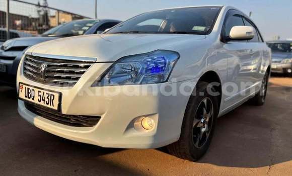 Gura Yakoze Toyota Premio White Imodoka i Kampala mu Uganda