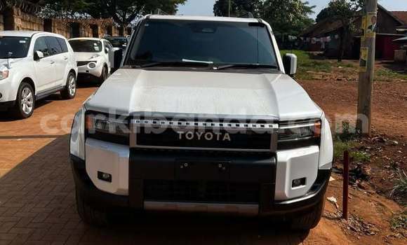 Gura Yakoze Toyota Land Cruiser Prado White Imodoka i Kampala mu Uganda